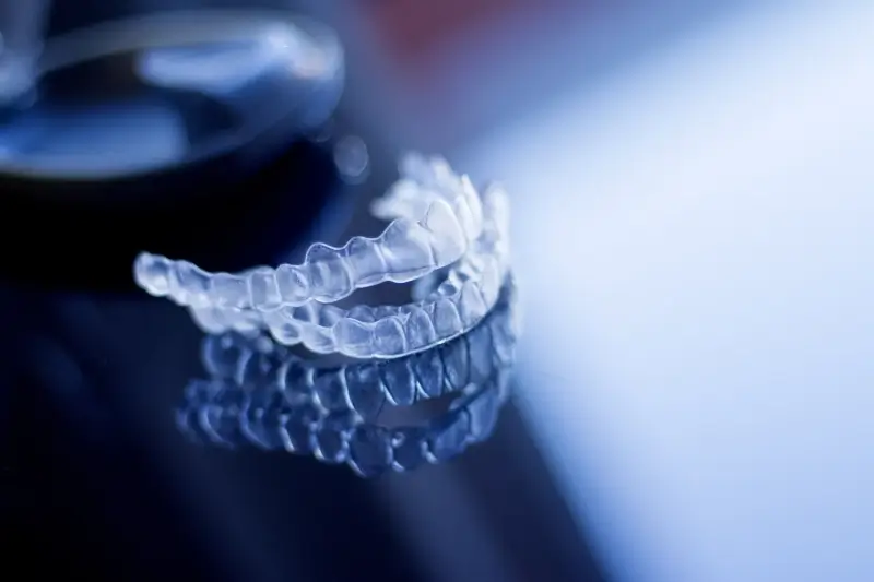 Jak d艂ugo trwa leczenie nak艂adkami Invisalign?